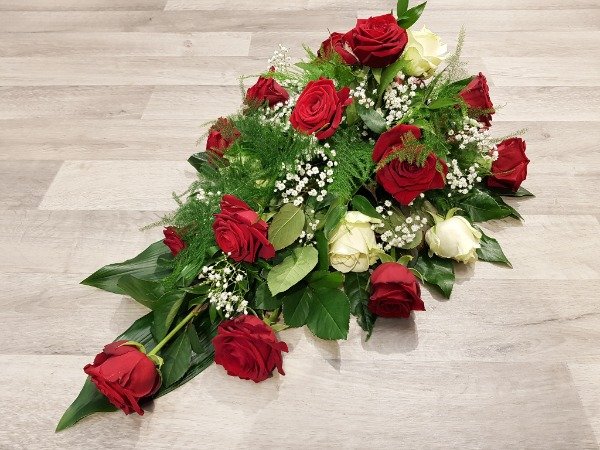 MINNAN CITYKUKKA Kukkakauppa Rauma - Hautajaiskukat - Surulaite punainen ja valkoinen  ruusu